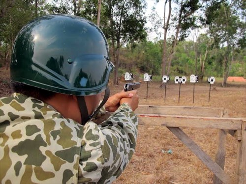 Huấn luyện chuyên ngành kỹ thuật bắn súng đặc công.