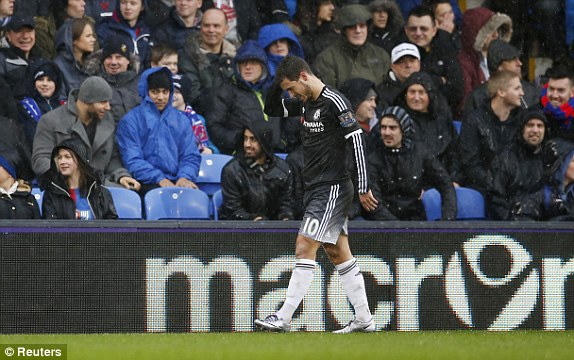 
Eden Hazard lại chấn thương, phải rời sân.
