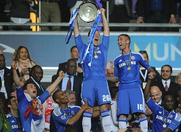 Thủ lĩnh Jone Terry giương cao chiếc cúp vô địch Champions League vào năm 2012. Sau khi đánh bại Bayern Munich trên chấm phạt đền ở trận chung kết, Chelsea đã lần đầu tiên trong lịch sử giành Champions League.Báo chí thế giới đã dùng những từ “điên rồ”, “lịch sử” để nói về cuộc đăng quang vĩ đại này của Chelsea.