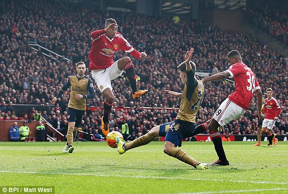 
Phút 29, Marcus Rashford làm nên điều không tưởng với bất cứ ai yêu Man United nhất: Ghi bàn mở tỷ số cho Quỷ đỏ ở Old Trafford, trước địch thủ cực mạnh Arsenal.
