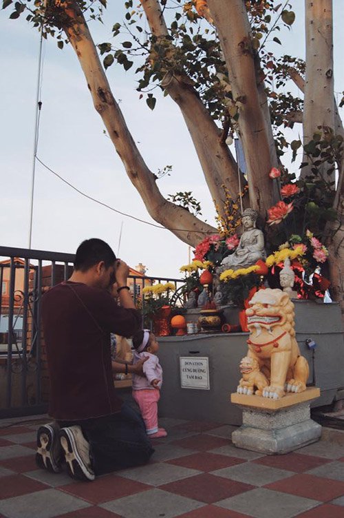 
Kim Hiền chia sẻ ảnh cùng gia đình nhỏ đi lễ Phật vào ngày rằm tháng Giêng ở Mỹ. “Chỉ thấy mọi người mỗi ngày bình an và niềm vui là mình nguyện đọc chú Đại Bi mỗi ngày và mình đã đọc được 5 năm rồi... nên đã thành thói quen trước khi đi ngủ”, bà mẹ hai con viết.
