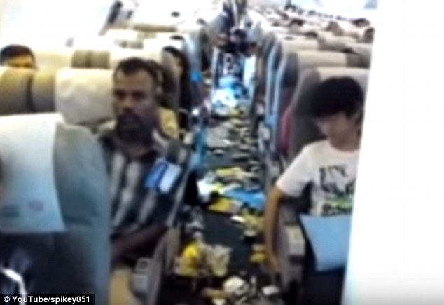 
Cảnh tượng kinh hoàng trên chuyến máy bay của Kuwait Airways năm 2009 khi vào vùng nhiễu loạn không khí.
