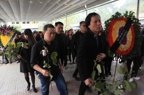 
Những cành hoa ban được từng người mang vào trong lễ tang.
