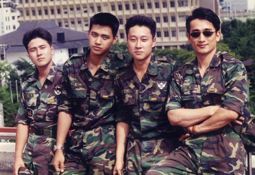 
Cha In Pyo, Kam Woo Sung, Lee Hui Jae, Goo Bon Seung trong thời gian đi lính vẫn được tạo điều kiện để đóng phim nhằm nâng cao tinh thần yêu nước cho người Hàn.
