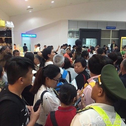 
Hiện trường sân bay quốc tế Cam Ranh vào khoảng 8h tối ngày 2/5- thời điểm xảy ra xung đột. (Ảnh được cư dân mạng Trung Quốc chụp lại và đăng trên Weibo).
