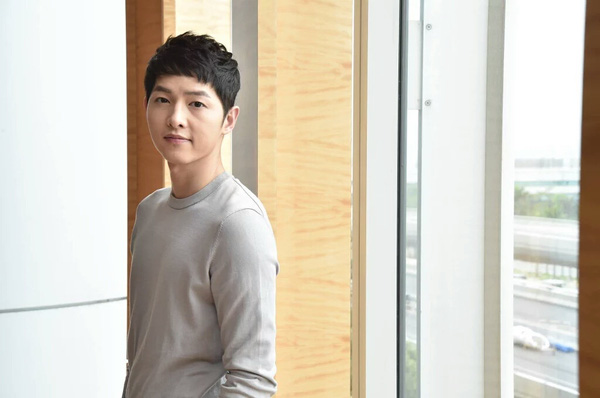 
Phỏng vấn cùng ViuTV lần này, Song Joong Ki hứa hẹn sẽ chia sẻ những thông tin thú vị với khán giả truyền hình
