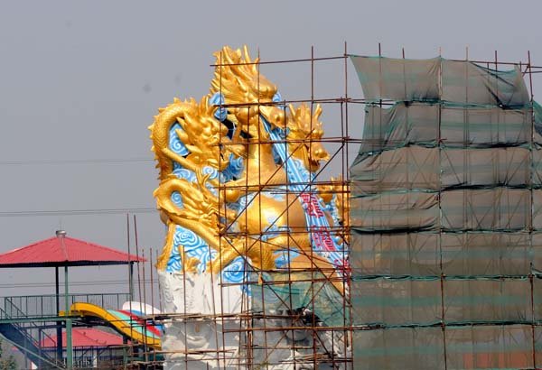 
Sau khi tiếp thu các ý kiến đóng góp của người dân, bức tượng Phật kỳ lạ đã được sửa thành chiếc bình khổng lồ đầu rồng Cửu Long bảo bình.
