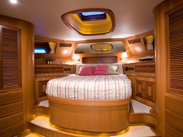 Fleming 65 có 3 phòng ngủ cơ bản sử dụng gỗ tếch cao cấp. Ảnh: Nickalous O’Flaherty