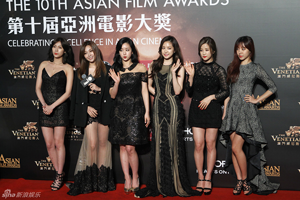 
Nhóm nhạc nữ Hàn Quốc APink cũng xuất hiện trong những bộ trang phục tối màu
