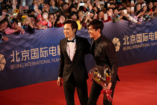 Lee Min Ho và Chung Hán Lương xuất hiện thân mật cùng nhau trên thảm đỏ