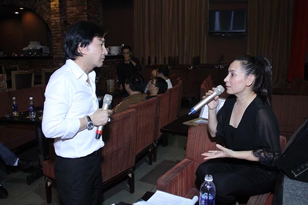 
Hình ảnh Phi Nhung tập hát cải lương với nghệ sĩ Kim Tử Long. Liveshow Tình yêu bất tận của Phi Nhung sẽ diễn ra vào lúc 20h, ngày 14/08 tại Sân khấu Trống Đồng.
