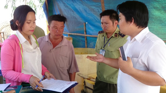 Đoàn kiểm tra liên ngành ATVSTP quận Thủ Đức, cảnh sát môi trường làm việc với đại diện cơ sở sơ chế măng của bà Trang.