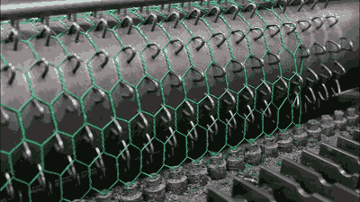 11. Đây là cách máy móc dệt nên tấm lưới sắt từ những sợi dây thép.