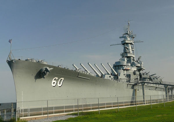 USS Alabama được bảo quản thành bảo tàng nổi tại vịnh Mobile, Alabama.