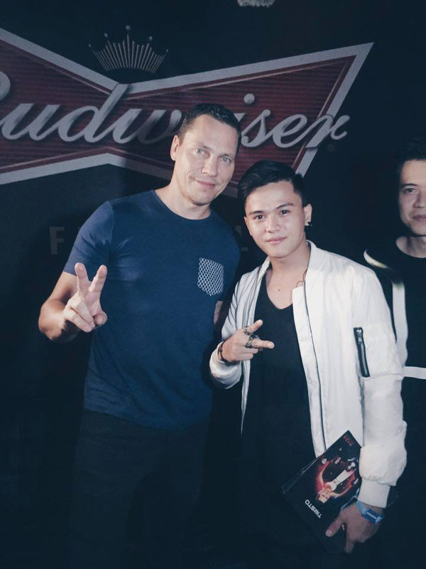 
Chụp hình cùng DJ huyền thoại Tiesto
