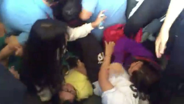
Cảnh tượng fan Việt giẫm đạp lên nhau để được gặp T-Ara.

