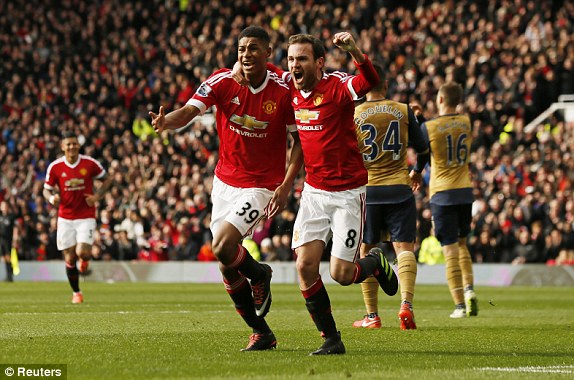 
Mata đã phấn khích trước màn trình diễn của Rashford từ trận thắng Midtjilland 5-1 và giờ anh lại có dịp ăn mừng với cậu đồng đội trẻ măng.
