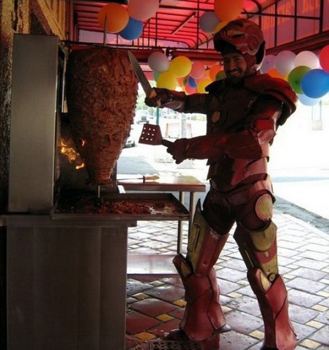 
Khi Iron Man vào bếp làm doner.
