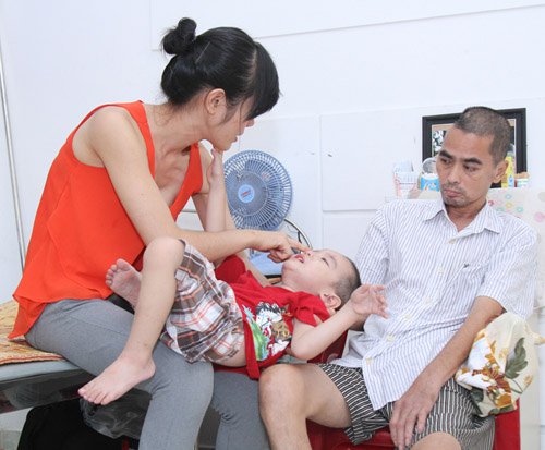 
Trong thời gian trông coi quán, vợ Nguyễn Hoàng vẫn thường xuyên vào phòng chăm sóc ông xã cùng con trai 3 tuổi.
