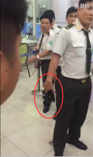 
Từ hình ảnh này, nhân viên an ninh sân bay quốc tế Cam Ranh bị báo chí Trung Quốc tố đánh người. (Ảnh được cư dân mạng Trung Quốc chụp lại và đăng trên Weibo).
