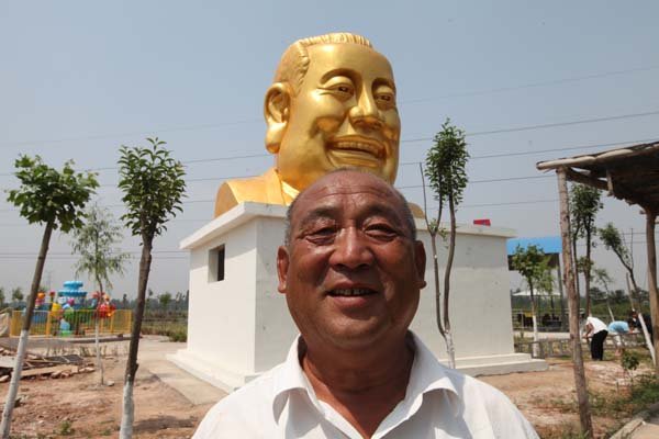 
Thì ra nguyên mẫu của bức tượng kỳ lạ chính là... ông chủ của khu vui chơi. Ban đầu, bức tượng Phật kỳ lạ được đầu tư tới 890 nghìn tệ (tương đương 3 tỷ đồng), sau khi được sửa thành chiếc bình số tiền đầu tư xây dựng đã lên tới 1.02 triệu tệ (tương đương 3.47 tỷ đồng).
