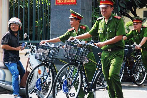 
Theo Phòng xây dựng phong trào toàn dân bảo vệ an ninh tổ quốc (PV28, Công an TPHCM), đây là đơn vị đầu tiên của TPHCM được bàn giao xe đạp cho cảnh sát khu vực đi làm. Ảnh Việt Văn
