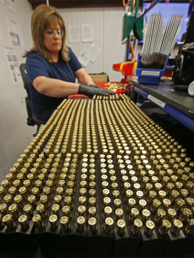 
Một nữ công nhân đang xếp những lô đạn 300 AAC vào bao bì để chuẩn bị đem đi phân phối. Ảnh chụp ngày 06 tháng 01 năm 2016. Năm 1932, Fred Barnes đã bắt đầu bán những viên đạn đầu tiên do ông sản xuất tại tầng hầm nhà mình ở Bayfield, Colorado. Trong suốt 40 năm sau đó, công ty Barnes Bullets đã tạo lập được danh tiếng vững chắc nhờ việc cung cấp đạn chất lượng cao cho những người chuyên kiếm sống bằng nghề săn bắn – những tay thợ săn cự phách luôn hài lòng với từng viên đạn do Barnes Bullet sản xuất.
