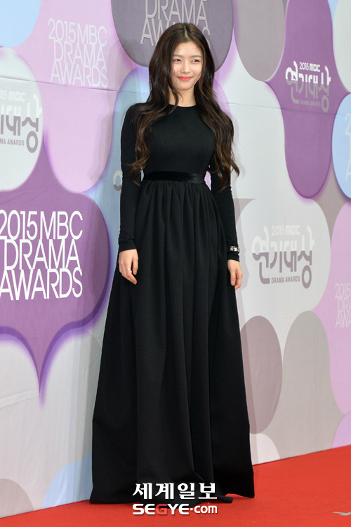 
Bộ váy khá thanh lịch và giản dị nhưng có vẻ màu đen không phải là màu sắc phù hợp với độ tuổi của Kim Yoo Jung.
