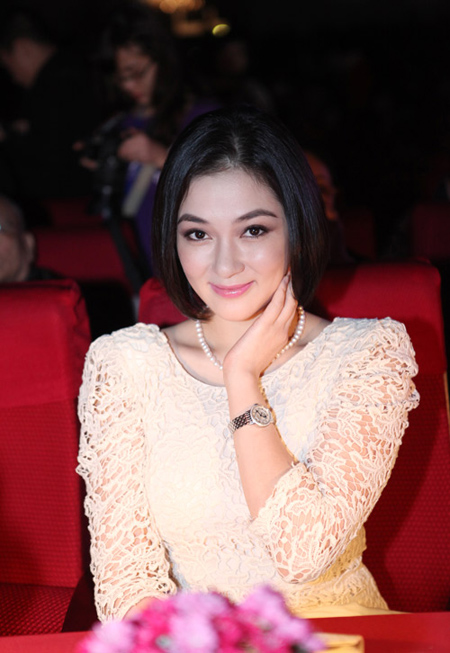 
Hoa hậu ấn tượng với mái tóc ngắn khi làm giám khảo cuộc thi nhan sắc tại Hà Nội
