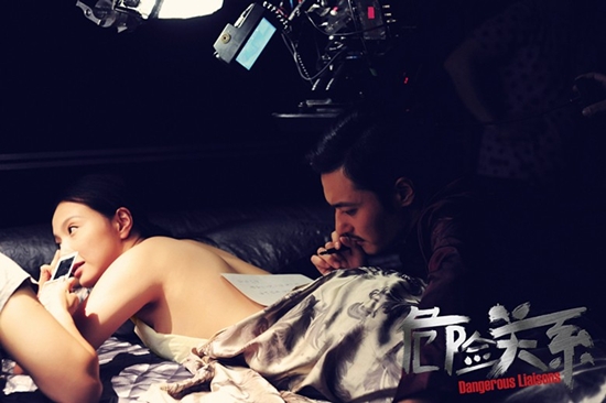 
Một trong những cảnh quay nổi bật nhất của Quan hệ nguy hiểm là cảnh Jang Dong Gun viết thư tình trên tấm lưng trần của Chương Tử Di.
