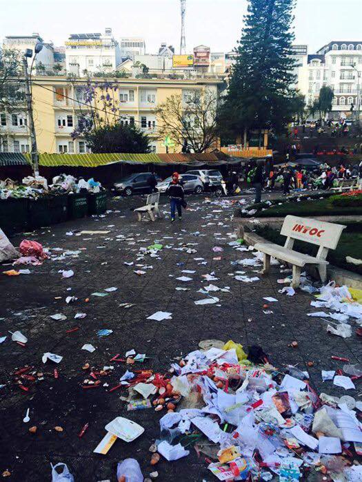 
Hình ảnh 1 con phố ở Đà Lạt ngập trong đống rác thải của khách du lịch để lại.
