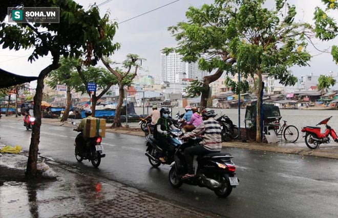 Thế nhưng đến 15h chiều nay, những cơn mưa nhỏ, liên tục mới xuất hiện ở Sài Gòn.