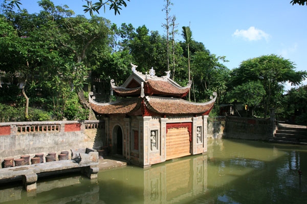 
Từ những mái ngói âm dương, những cánh cửa gỗ hoặc từng món đồ trang trí trong Việt phủ đều được họa sĩ Thành Chương dày công sưu tập, chăm sóc.
