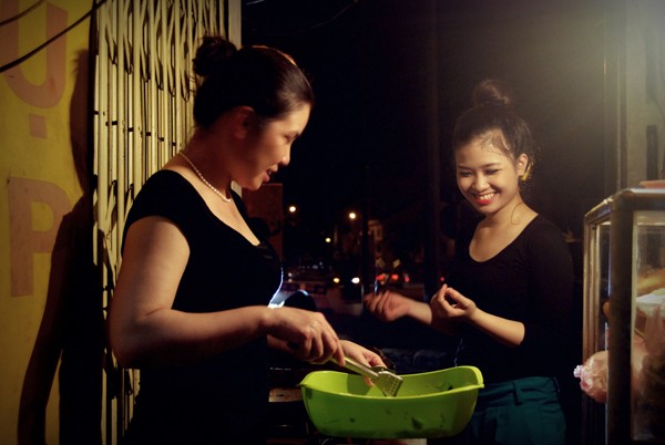 
Khi mẹ còn bán đồ ăn đêm, Dương Hoàng Yến vẫn thường xuyên ra giúp mẹ.
