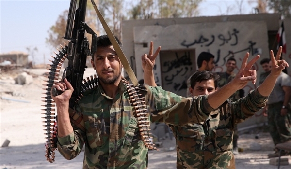 Quân đội Syria ăn mừng sau khi chiếm được căn cứ của FSA tại Quneitra. Ảnh: Reuters
