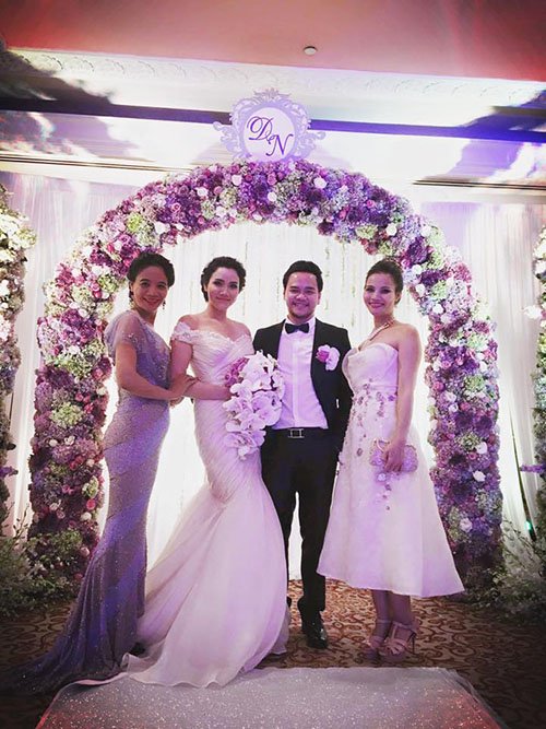 Hai chị gái Ánh Nguyệt và Thanh Tú chụp ảnh kỉ niệm bên vợ chồng Trang Nhung - Hoàng Duy trong lễ cưới của nữ diễn viên Scandal 2.