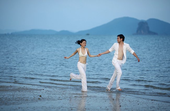 
Hoa hậu Hoàn vũ Việt Nam 2008 tự tin diện bikini trắng khoe dáng ngọc trong làn nước xanh mát. Hiện tại, Thùy Lâm đang sống hạnh phúc cùng chồng và hai nhóc tỳ xinh xắn, dễ thương.
