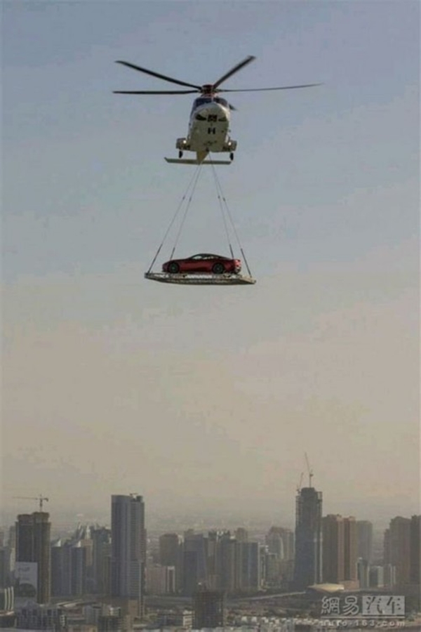 
Vận chuyển siêu xe bằng trực thăng, chuyện chỉ xảy ra ở Dubai.
