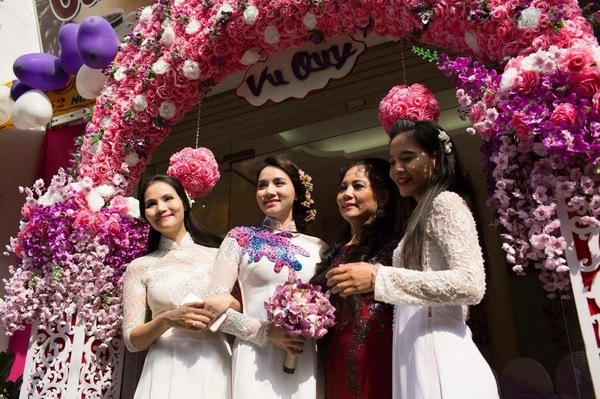 
Tiệc cưới của Trang Nhung sẽ theo phong cách châu Âu lãng mạn với 2 tông màu chủ đạo là tím và hồng pastel.
