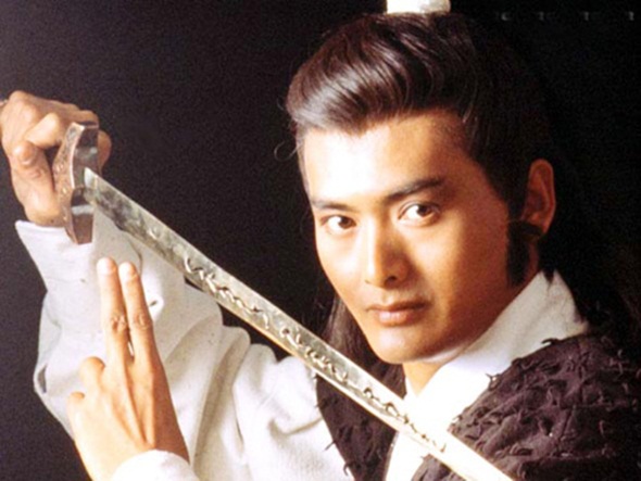 
Châu Nhuận Phát hóa thân thành lãng tử Lệnh Hồ Xung trong bản phim Tiếu ngạo giang  hồ năm 1984.
