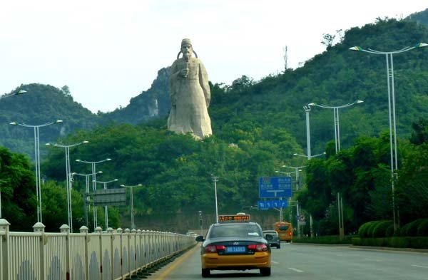 
Năm 2012, công ty TNHH Kiến thiết Phát triển thành phố Liễu Châu, Quảng Tây đã đầu tư tới 70 triệu tệ (238 tỷ đồng) để xây dựng một bức tượng đồng cao 68m có thể xoay được 360 độ của nhà văn, nhà thơ nổi tiếng thời trung Đường Liễu Tông Nguyên.
