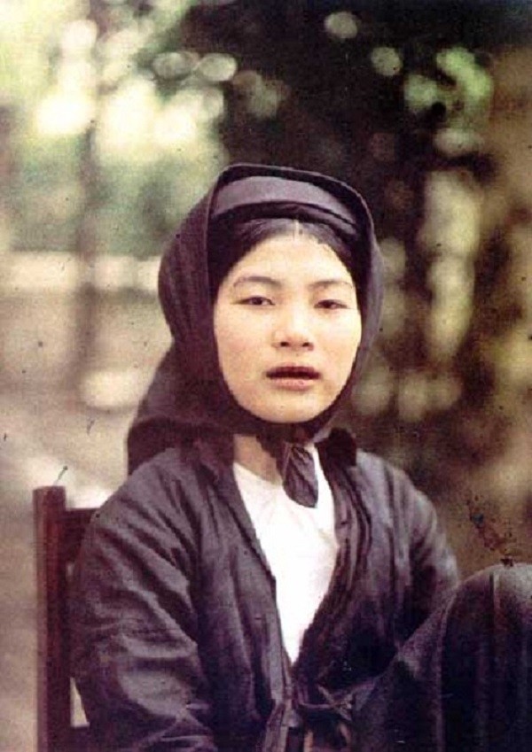 Ảnh chụp thiếu nữ Hà Thành nhuộm răng đen năm 1915. Hàm răng đen nhánh là thước đo vẻ đẹp một thời.