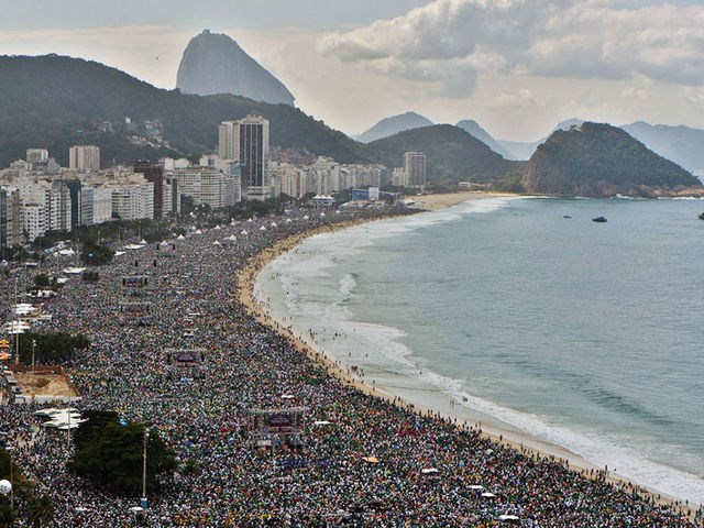 
Bãi biển Copacabana, Brazil
