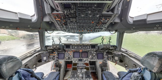 
Đây là khoang lái của máy bay C-17 Globemaster III, một trong những phi cơ vận chuyển quan trọng nhất của Không quân Mỹ và là một trong những máy bay lớn nhất hiện có trong bảo tàng.
