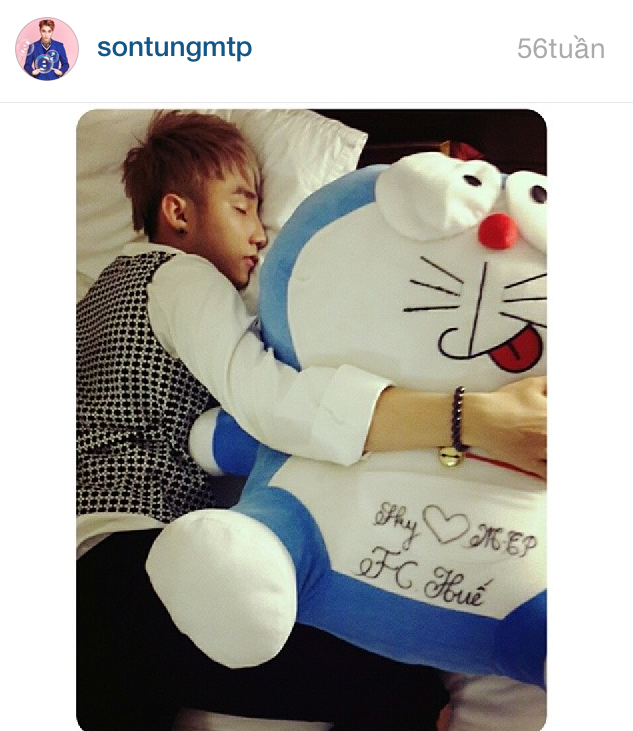 
Không chỉ thế, Sơn Tùng MTP còn rất mê mẩn chú mèo máy Doraemon. Thậm chí, khi đi ngủ, anh chàng cũng ôm 1 chú mèo máy nhồi bông khá lớn.
