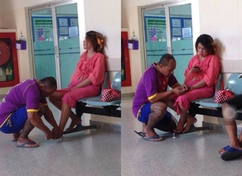 
Người chồng xăm trổ bóp chân cho vợ mang bầu trong hành làng bệnh viện ở Thái Lan.

