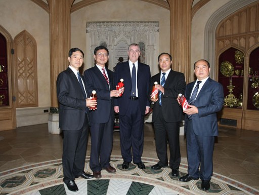 
Đàm Định Hoa (ngoài cùng, bên phải) trong cuộc tiếp đón hoàng tử Anh Andrew năm 2014. Ảnh: Hexun
