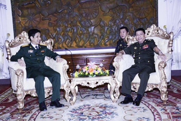 
Đại tá Lưu Đình Hiến - Phó giám đốc Trung tâm Gìn giữ hòa bình Việt Nam trong buổi làm việc với Thư ký Quốc phòng Campuchia - Tướng Chay Sang Yun
