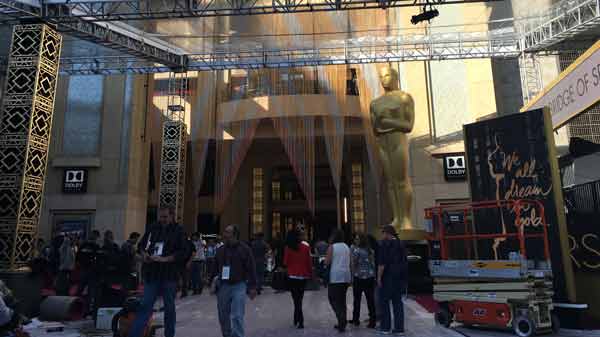 
Trước cửa nhà hát Dolby, nơi diễn ra những giây phút hồi hộp nhất của làng điện ảnh thế giới trong suốt một năm qua.
