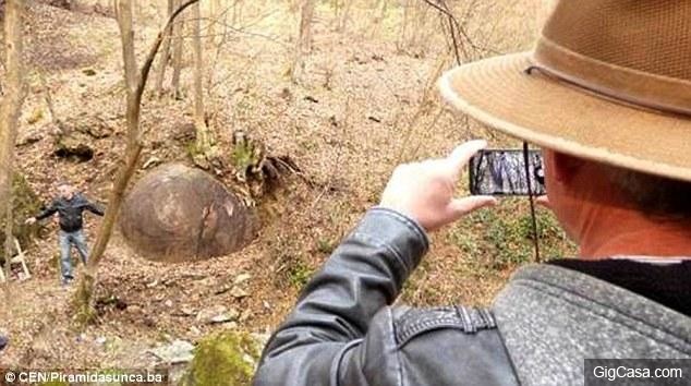 
Tiến sĩ Semir Osmanagic chụp lại hòn đá bí ẩn. Ảnh Internet.
